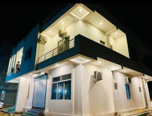 KhātuHotel kailash in的蓝色和白色的建筑,设有阳台