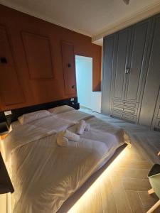 1 cama grande con 2 toallas enrolladas en Central Studio Myslym Shyri str, en Tirana
