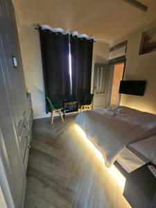 Un dormitorio con una cama y una ventana grande. en Central Studio Myslym Shyri str, en Tirana