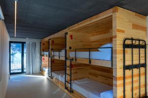 Postel nebo postele na pokoji v ubytování KY Mountain Hostel Arinsal + 37 fotografií