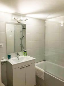 Zdjęcie z galerii obiektu Primera línea de mar apartamento dúplex en Ribeira w mieście Ribeira