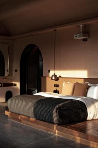 une chambre avec un grand lit dans une pièce dans l'établissement Anji ke gamer wild luxury Resort villa, à Anji