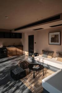 un salon avec un lit et une table dans l'établissement Anji ke gamer wild luxury Resort villa, à Anji 242 autres photos