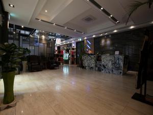Großes Zimmer mit einer Lobby mit einem Tisch in der Unterkunft Hotel Zenith in Bucheon