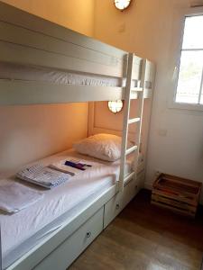 - un lit superposé avec une échelle dans une chambre dans l'établissement Maison charmante à Lacanau avec piscine partagée et terrasse, à Lacanau 44 autres photos