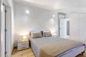 a bedroom with a bed with two lamps and a mirror at Casa Do Pião - Turismo Rural in Ansião