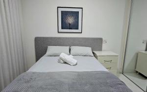 Un dormitorio con una cama con dos toallas encima. en Flat Confortavel no Morumbi, en São Paulo 15 fotos más