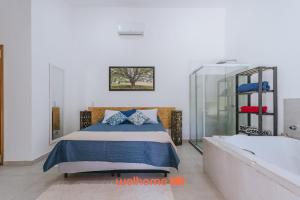 a bedroom with a bed and a bath tub at Retiro em Petrópolis com Jacuzzi in Petrópolis +22 photos