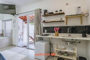 a small kitchen with a sink and a tub at Retiro em Petrópolis com Jacuzzi in Petrópolis