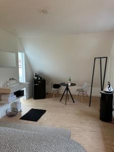 a white room with a table and chairs at BERG & TAL - MiniBoutiqueHotel und appetitlich Manufaktur in Worpswede
