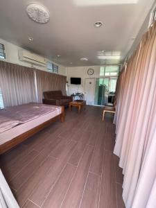 Postel nebo postele na pokoji v ubytování สวนภาวัฒน์ - Pawat Waterfront & Resort
