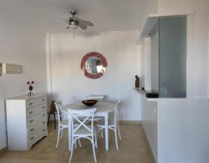 a kitchen with a table and chairs and a mirror at Mojacar Playa Appartement 3chambres in Mojácar