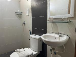 Bilik mandi di Mint Hotel