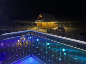Bazén v ubytování Słoneczna Chata z Bali nebo v jeho okolí
