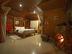Postel nebo postele na pokoji v ubytování Pugmarks Jungle Lodge