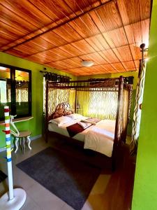 Postel nebo postele na pokoji v ubytování Pugmarks Jungle Lodge + 26 fotografií