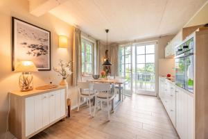 Η κουζίνα ή μικρή κουζίνα στο Ferienhaus Herrlich 01 Feriendorf Klein Stresow Rügen by ruyastay