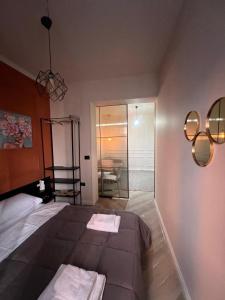 Una cama o camas en una habitación de Central apartment Myslym Shyri