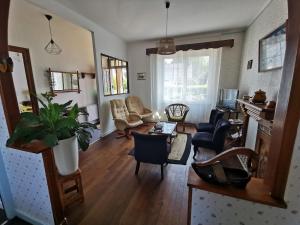 ein Wohnzimmer mit Stühlen und einem Tisch in der Unterkunft Maison bretonne traditionnelle in Perros-Guirec