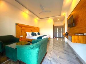 Posezení v ubytování Hotel On The Edge Top Rated & Awarded Property