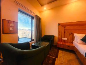 Postel nebo postele na pokoji v ubytování Hotel On The Edge Top Rated & Awarded Property