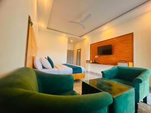 TV a/nebo společenská místnost v ubytování Hotel On The Edge Top Rated & Awarded Property