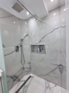 ein Badezimmer mit Dusche mit Glastür in der Unterkunft Studio Furnica Sinaia in Sinaia + 6 Fotos