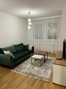 un soggiorno con un divano verde e un tavolino da caffè di Romanijska a Banja Luka