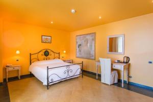 Postel nebo postele na pokoji v ubytování Hotel La Playa Blanca