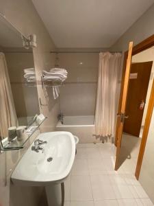 Koupelna v ubytování Hostal Pirineos Ainsa + 37 fotografií
