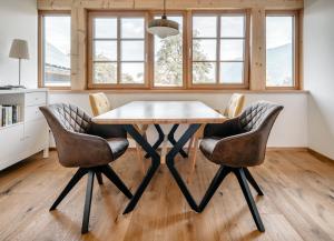 a dining room with a table and chairs at Gasthof Grünwald in Sankt Daniel