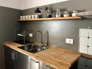 Kuchyň nebo kuchyňský kout v ubytování Maison Bérard