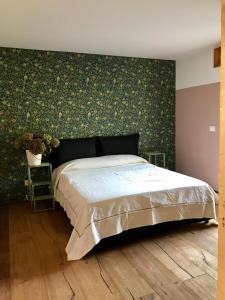 A bed or beds in a room at Maison Bérard