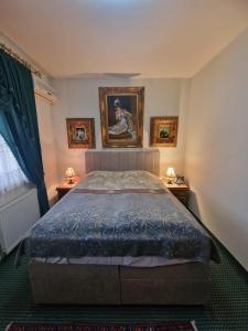 Giường trong phòng chung tại Hotel Razgorsek