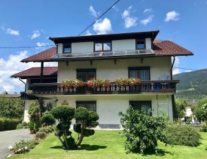 トレーポラッハにあるHaus Dobrosekの花の咲くバルコニー付きの家