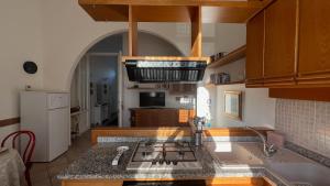 サン·ヴィンチェンツォにあるLa Casa di Vincenzoのシンクとコンロのあるキッチン トップオーブン +29枚の写真