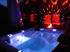 uma banheira de hidromassagem com luzes num quarto em Gite La Paillote em Montauroux
