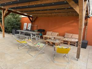 Patio lub wspólna przestrzeń na świeżym powietrzu w obiekcie Proche Saint Rémy de Provence
