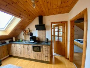 a kitchen in a log cabin with a window at Ferienwohnung Bad Arolsen-Twistesee Muckelstübchen I in Bad Arolsen