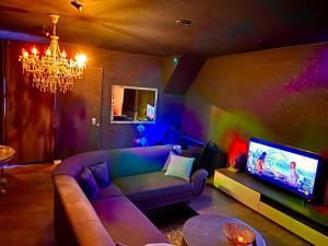 TV a/nebo společenská místnost v ubytování loveroom21 + 18 fotografií