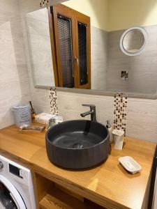 lavabo en el baño con un gran fregadero negro en IBIPORÃ terra bonita, en Valledoria