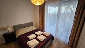 Ένα ή περισσότερα κρεβάτια σε δωμάτιο στο RentiStok - Apartament nad Stawami