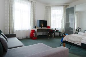 Pokój z łóżkiem i biurkiem z telewizorem w obiekcie Hotel a Museum of Bricks w mieście Kutná Hora