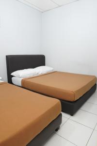 ジョホールバルにあるHotel Sixty Nineの部屋に並んで置かれた2つのベッド