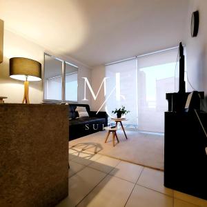 アントファガスタにあるDepartamento ejecutivo 2 habitaciones Centralのソファとテーブルのあるリビングルーム