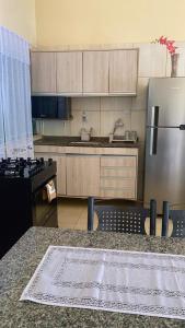 a kitchen with a counter top and a refrigerator at Casa de Temporada em Iranduba in Iranduba +10 photos