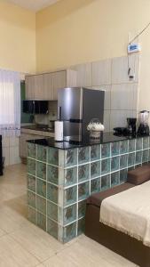 a kitchen with a counter with glass drawers at Casa de Temporada em Iranduba in Iranduba