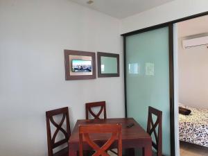 Una habitación con una mesa y sillas y un dormitorio. en Marina Loft Studio 224, en Coco