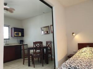 una habitación con una cama, una mesa y sillas en Marina Loft Studio 224, en Coco 37 fotos más