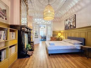 una camera da letto con un letto e un lampadario di Bruxelles Midi a Bruxelles